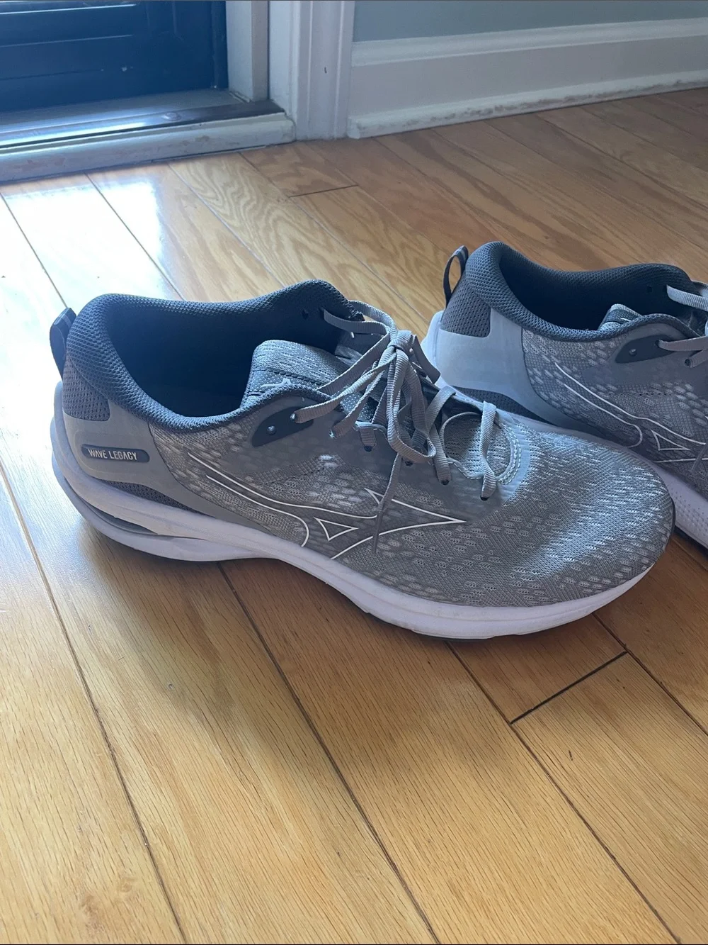 Mizuno Gray and White Men's Athletic Running Shoes 10.5